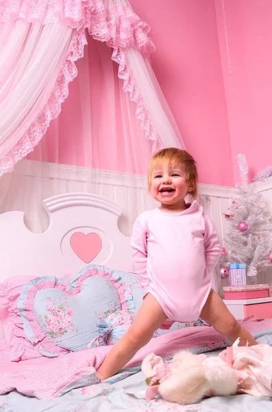 Baby im Schlafzimmer — Stockfoto