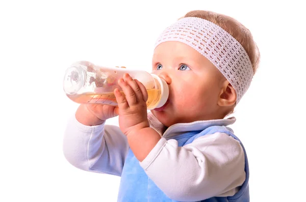 O bebé está a beber — Fotografia de Stock