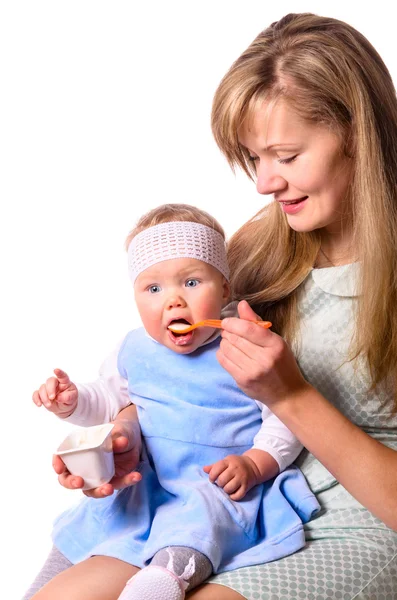 Vrouw is het voeden van haar baby — Stockfoto