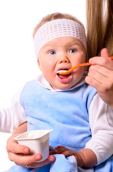 Mulher está alimentando seu bebê — Fotografia de Stock