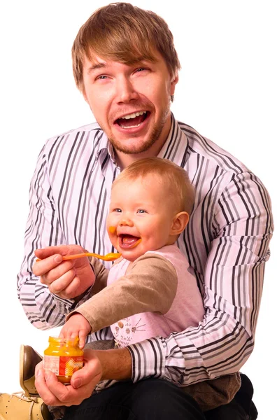 Homem está alimentando seu bebê — Fotografia de Stock