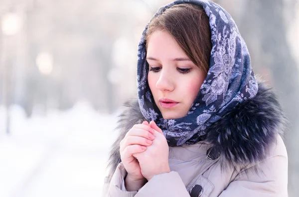 Vrouw is warming-up haar handen Rechtenvrije Stockafbeeldingen