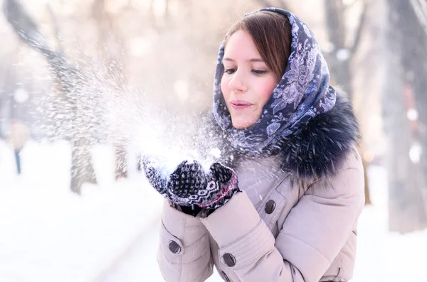 女性は、雪を吹く ストック写真