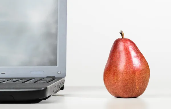 Laptop com pêra vermelha — Fotografia de Stock