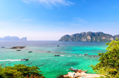 Tekneler ve deniz kayalıklarla