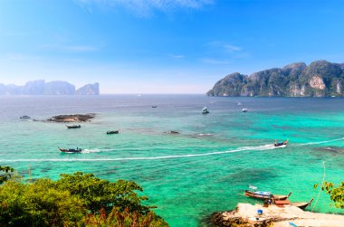 Tekneler ve deniz kayalıklarla