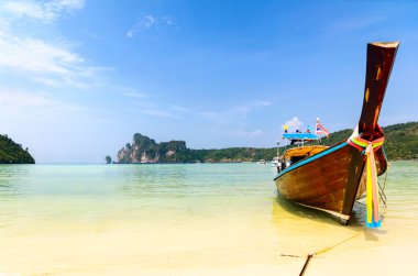 Tekneler ve deniz kayalıklarla