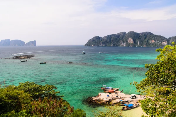 Boats, sea and cliffs — Stock Photo, Image