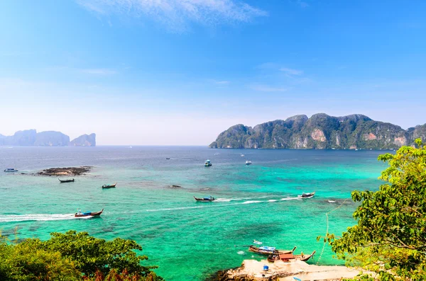 Tekneler ve deniz kayalıklarla