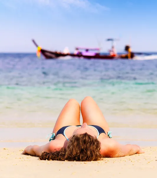 Donna è sdraiata sulla spiaggia — Foto Stock