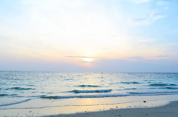 Схід сонця на морі — стокове фото