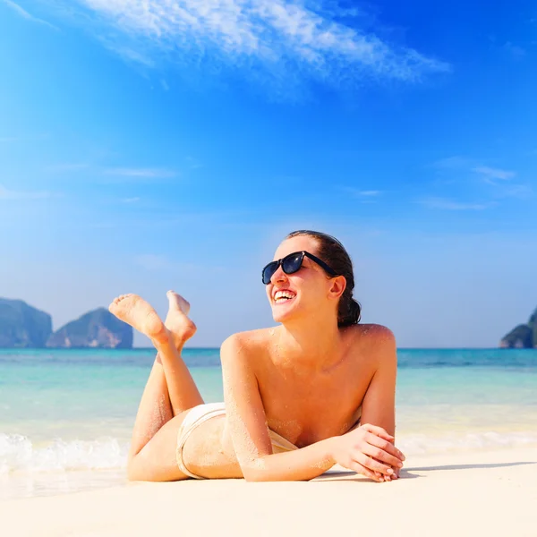 Donna è sdraiata sulla spiaggia — Foto Stock