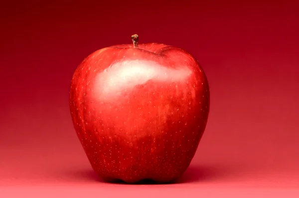 Deliciosa manzana sobre rojo — Foto de Stock