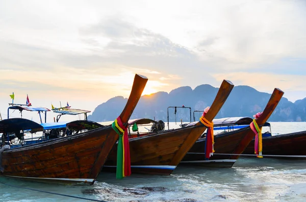 Barcos al atardecer, mar y acantilados —  Fotos de Stock