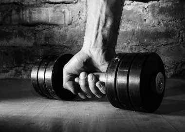 Erkek el metal barbell düzenliyor