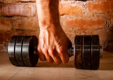 Erkek el metal barbell düzenliyor