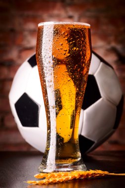 Futbol topu ile tabloda lager bardak