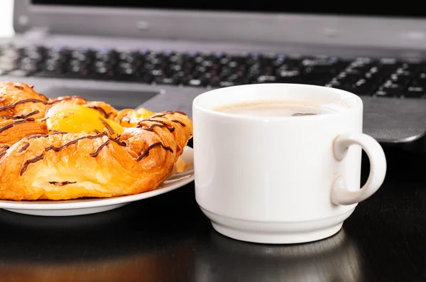 Laptop en cup — Stockfoto