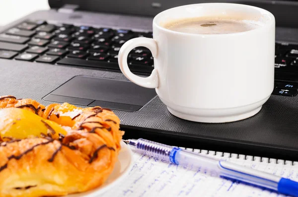 Laptop en cup — Stockfoto