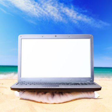 Sahil üstünde laptop