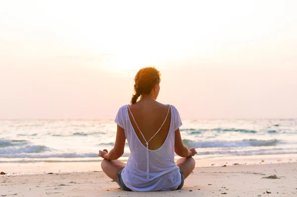 Sitting on beach at sunrise — Stock Photo, Image