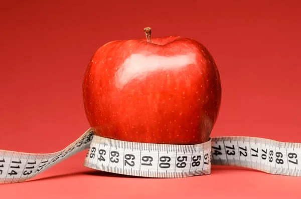 美味苹果与测量卷尺 — 图库照片