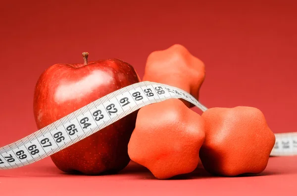 Leckerer Apfel mit Maßband — Stockfoto