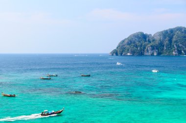 Tekneler ve deniz kayalıklarla