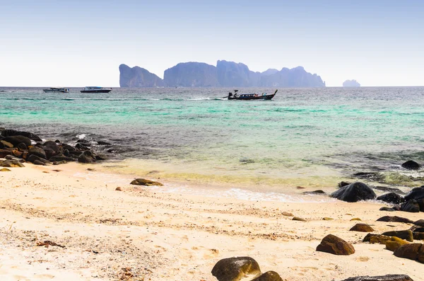 Boats, sea and cliffs — Stock Photo, Image