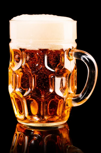 Birra Lager sul nero — Foto Stock