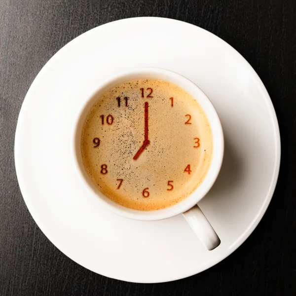 Orologio su tazza di espresso fresco — Foto Stock