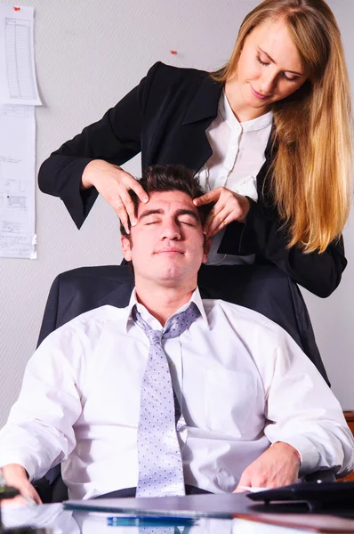 Fazendo massagem na cabeça — Fotografia de Stock