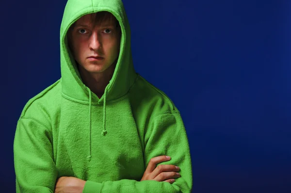 Ung man i grön tröja — Stockfoto