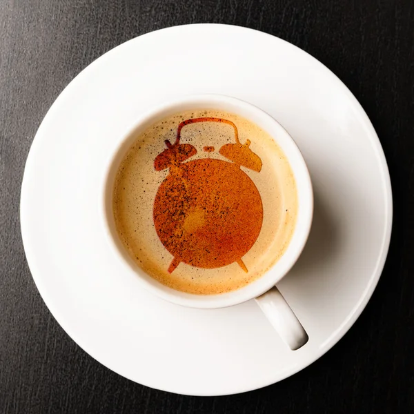 taze espresso fincan üzerinde alarm