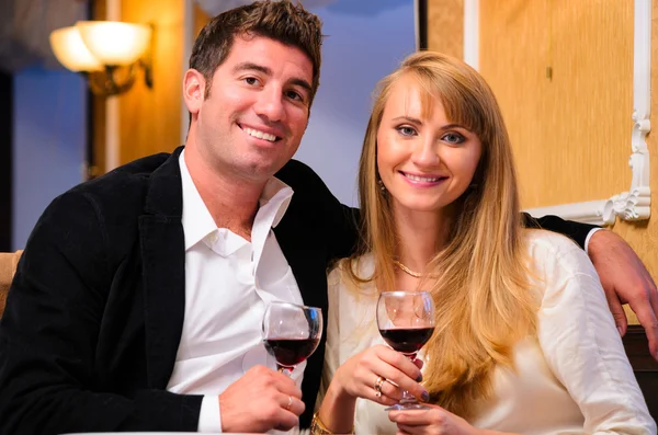 Pareja está sentado en el restaurante — Foto de Stock