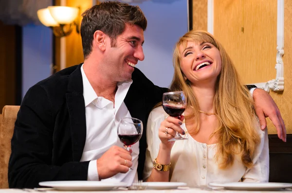 Paar zit bij restaurant — Stockfoto