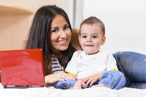 Madre e hijo están utilizando el ordenador portátil — Foto de Stock