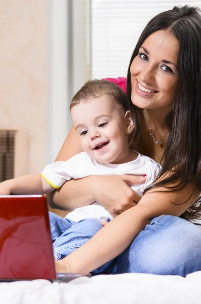 Mor och son använder bärbar dator — Stockfoto