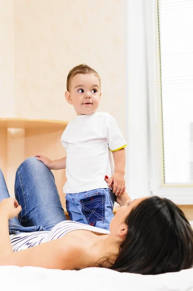 Moeder en zoon spelen — Stockfoto