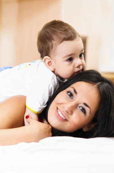 Moeder en zoon spelen — Stockfoto