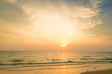 Denizde gün doğumu