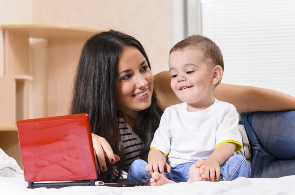 Madre e hijo están utilizando el ordenador portátil — Foto de Stock