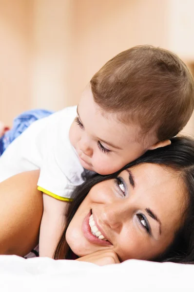 Moeder en zoon spelen — Stockfoto