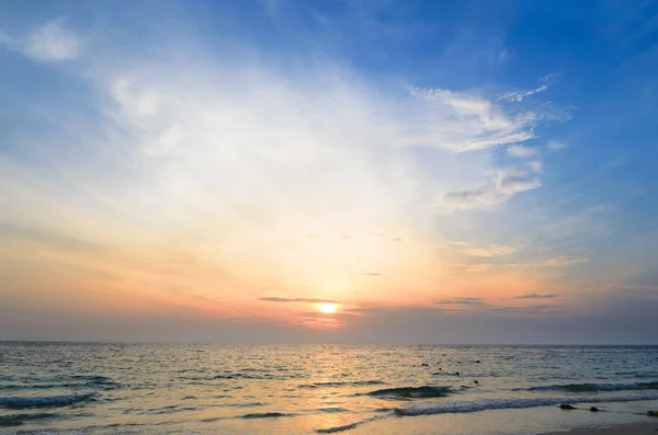 Wschód słońca na morzu — Zdjęcie stockowe