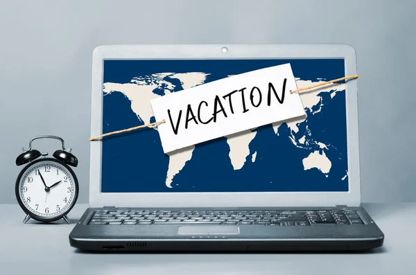 Portátil con nota de vacaciones — Foto de Stock