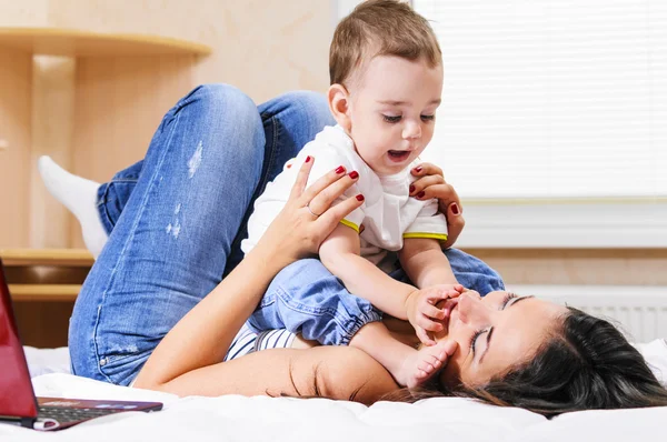 Mutter und Sohn spielen — Stockfoto