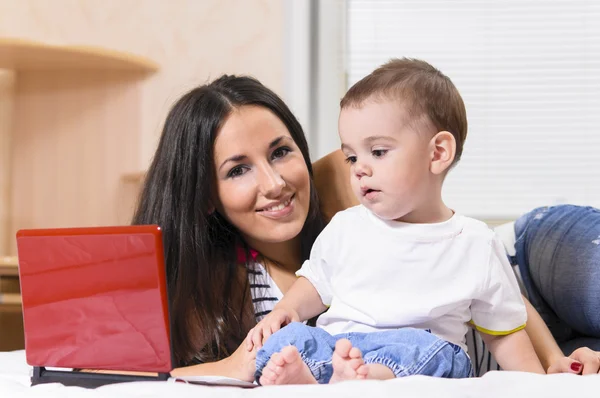 Mor och son använder bärbar dator — Stockfoto