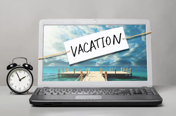 Portátil con nota de vacaciones — Foto de Stock