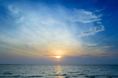 Denizde gün doğumu