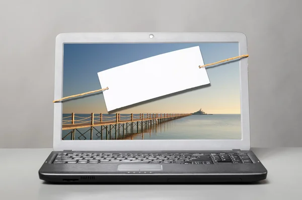 Laptop with blank note — Stock Photo, Image